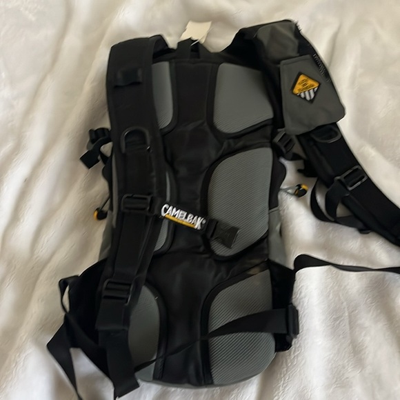 NWOT Camelbak M.U.L.E. grey small hiking pack - Picture 3 of 3